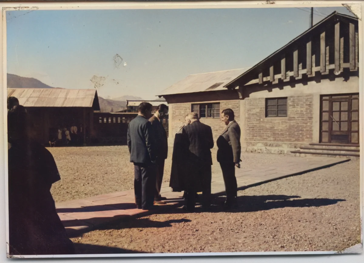 Autoridades de la Fundación Pascual Baburiza junto a Sacerdote — Calle Larga — 1953 | Chile de Ayer