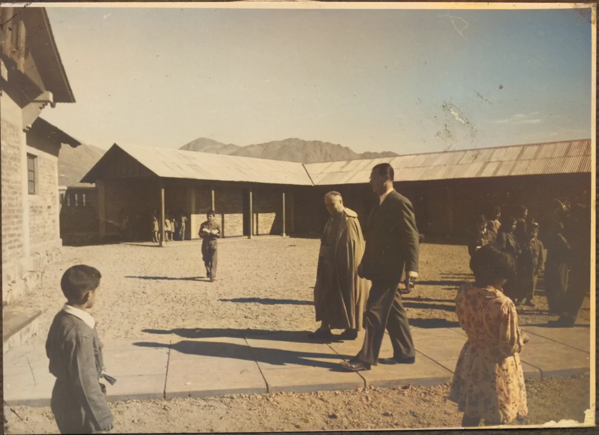 Director la Fundación Pascual Baburiza junto a Sacerdote recorriendo el Complejo para Trabajadores — Calle Larga — 1953 | Chile de Ayer