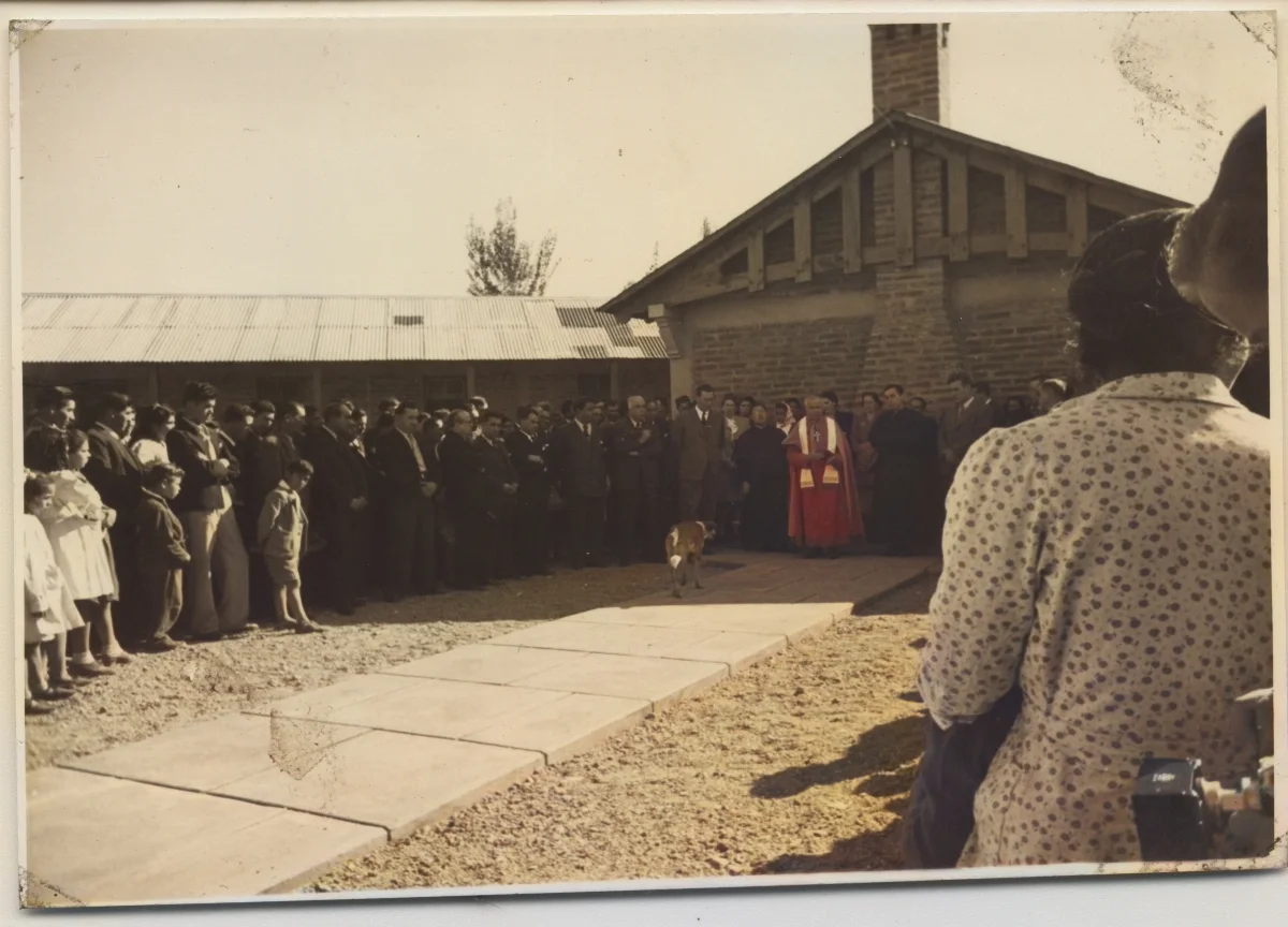 Niños, habitantes y autoridades en ceremonia de bendición del complejo para trabajadores de la Hacienda San Vicente, Actual escuela Cristo Redentor — Calle Larga — 1953 | Chile de Ayer