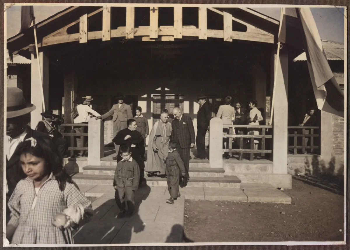 Ceremonia con autoridades y sacerdotes en pórtico del Complejo San Vicente — Calle Larga — 1953 | Chile de Ayer