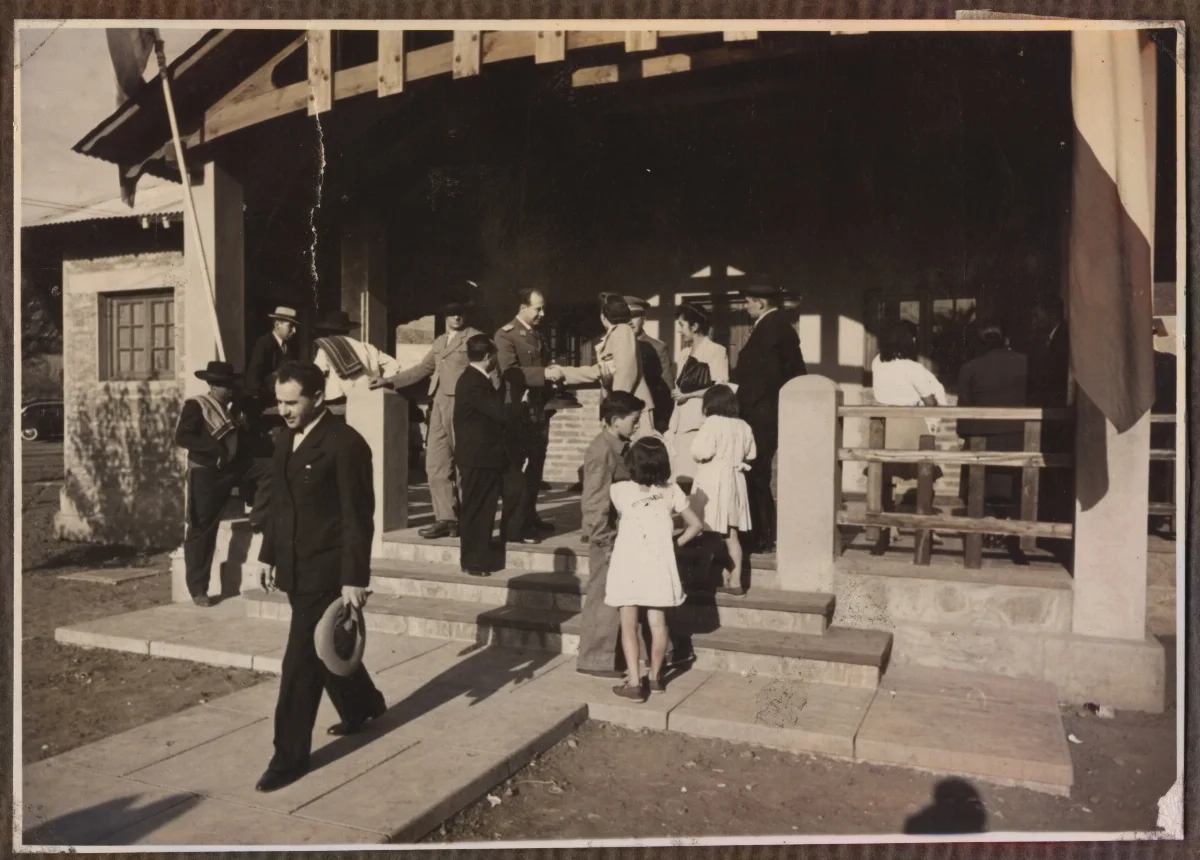 Acto oficial con autoridades en entrada del Complejo Hacienda San Vicente — Calle Larga — 1953 | Chile de Ayer
