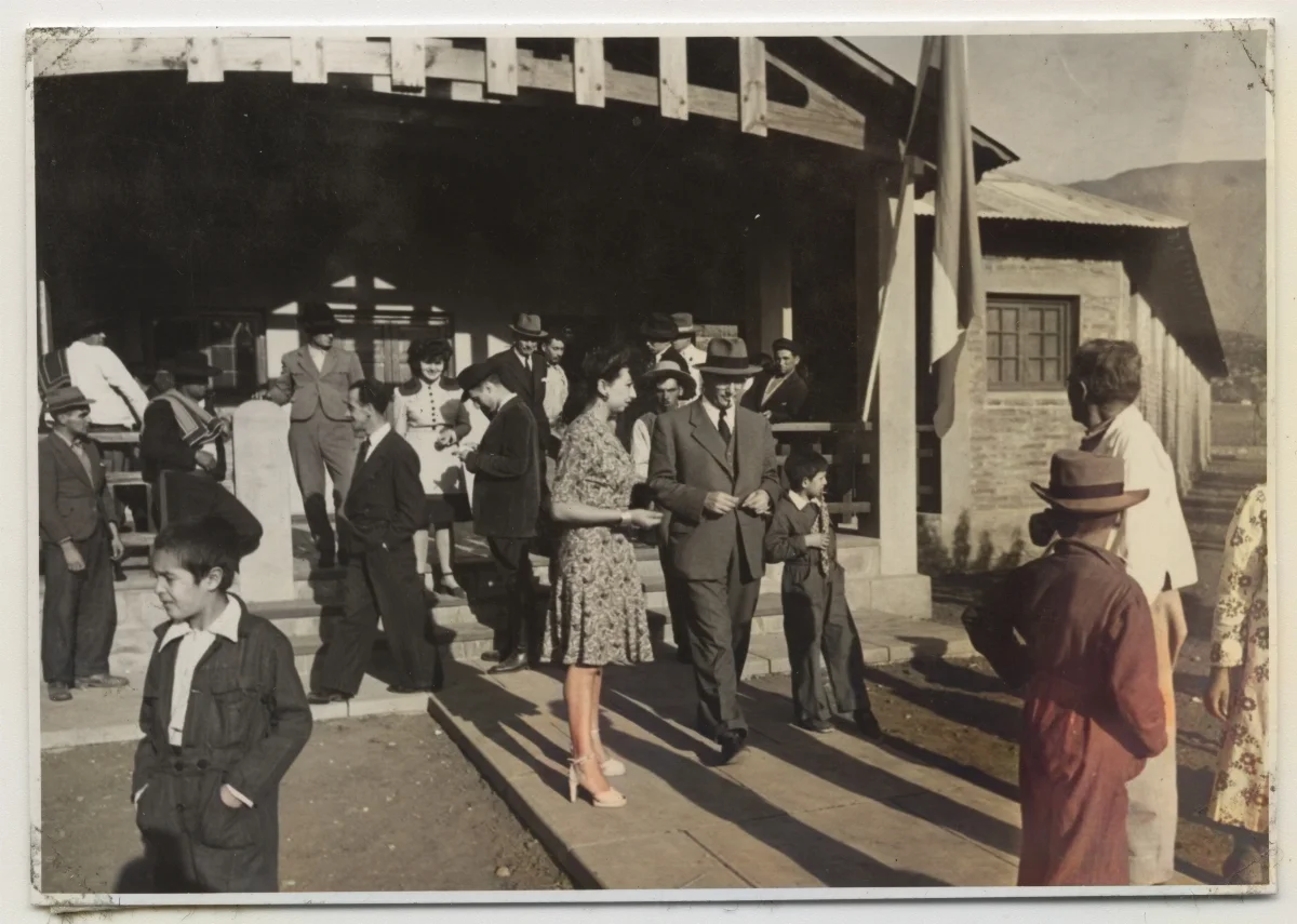 Acto oficial en patio del Complejo para Trabajadores, Hacienda San Vicente — Calle Larga — 1953 | Chile de Ayer