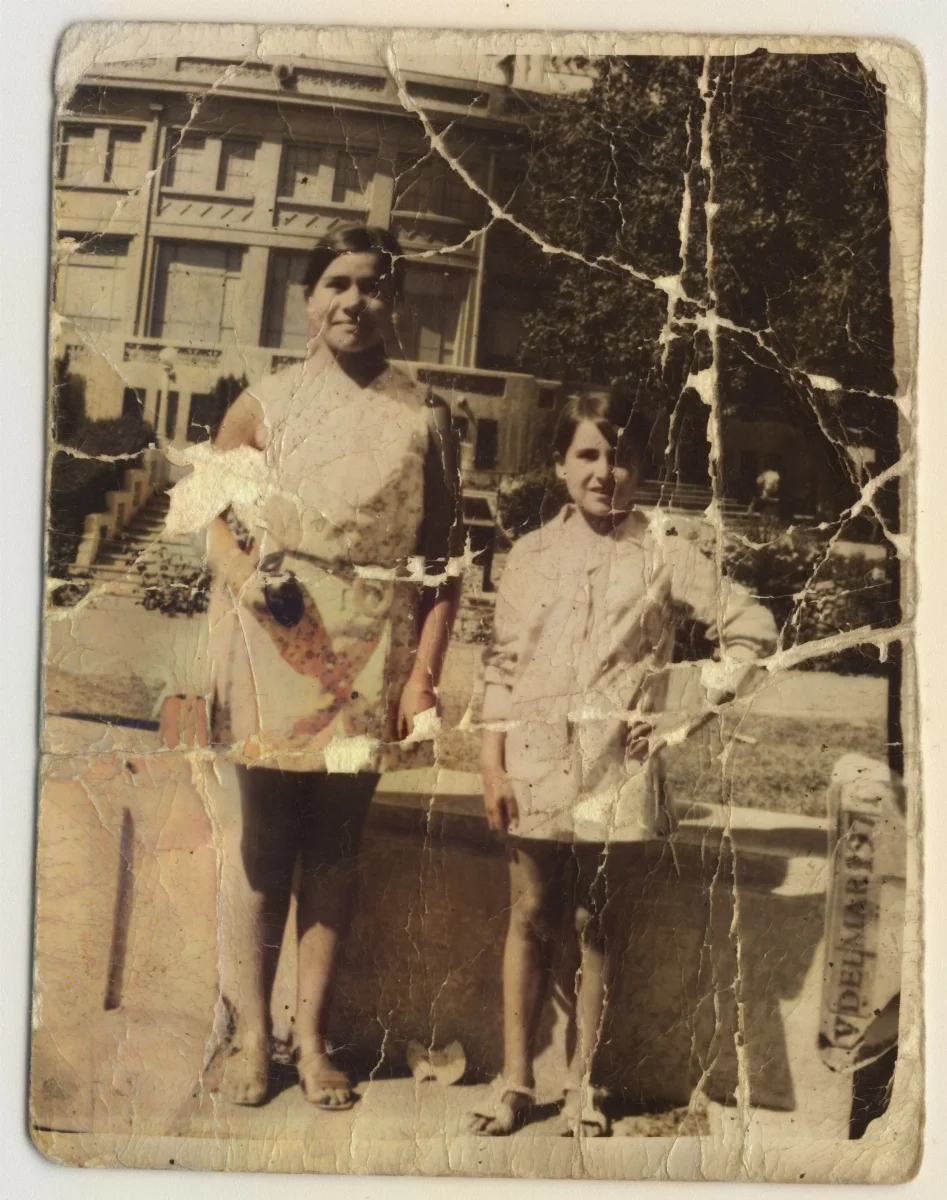 Ana María López con su amiga "Gigi" — Calle Larga — 1968 | Chile de Ayer