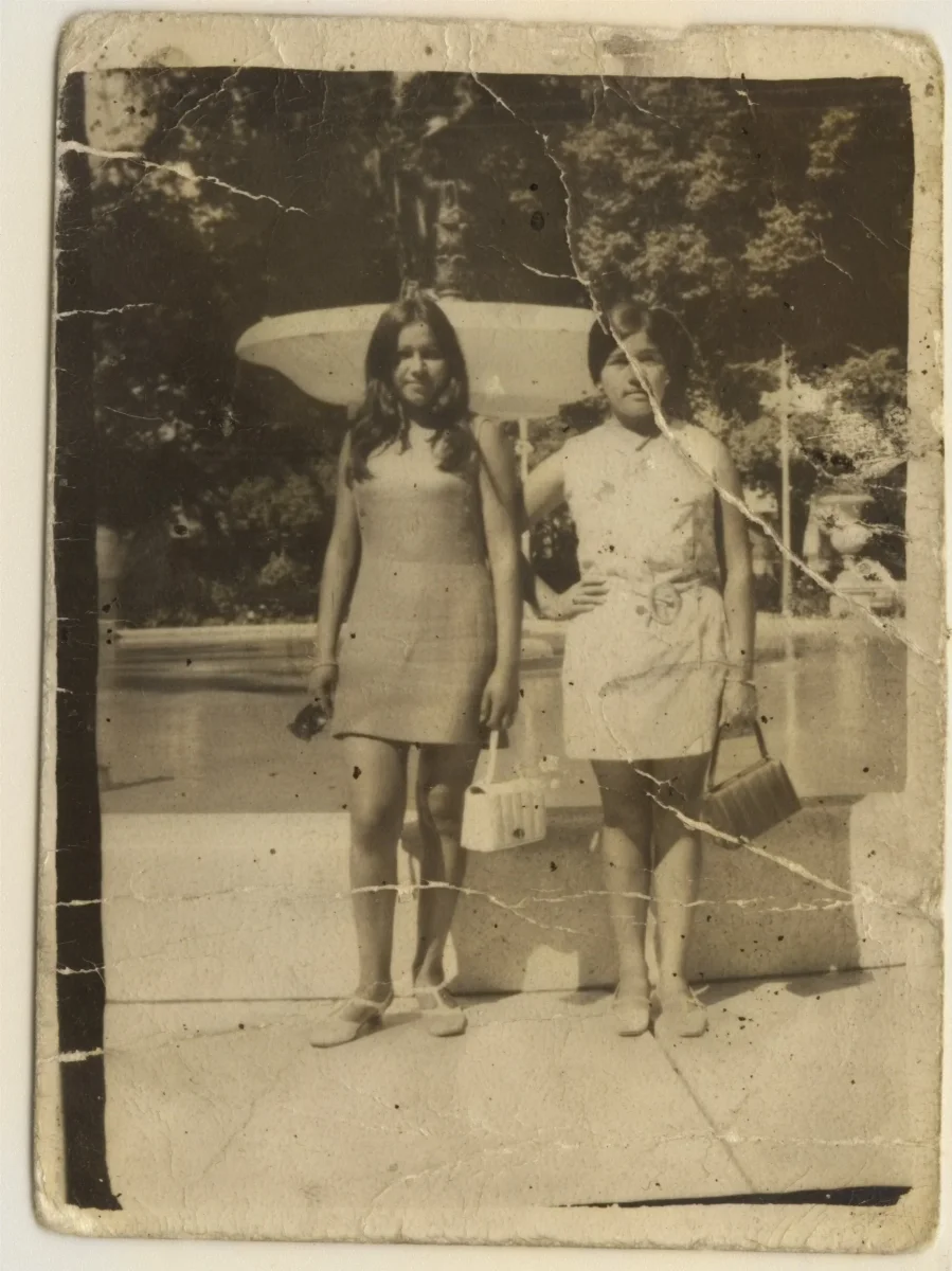 Ana María López con su amiga — Calle Larga — 1968 | Chile de Ayer