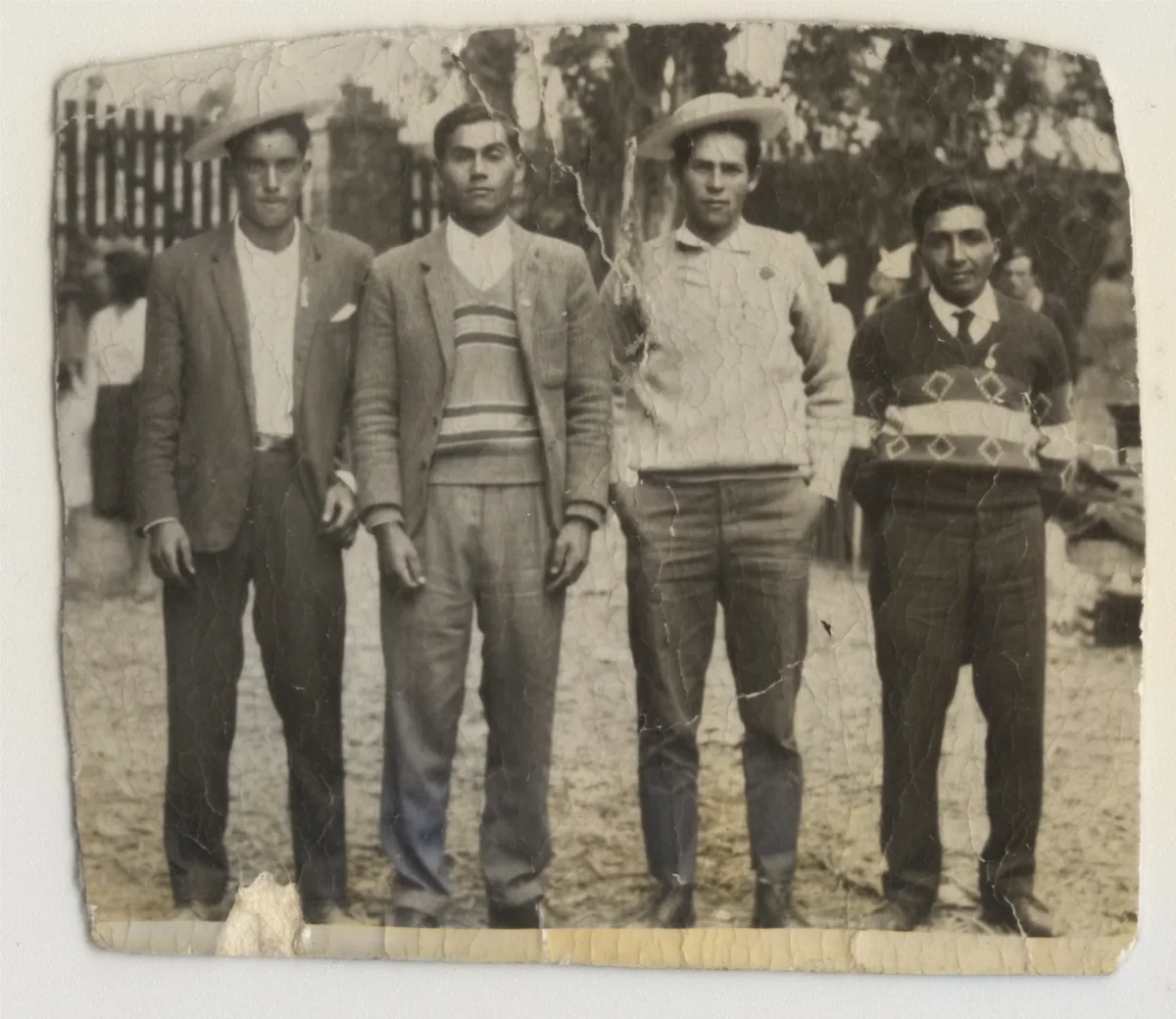 Amigos en campo de Ahumada — Calle Larga — 1973 | Chile de Ayer
