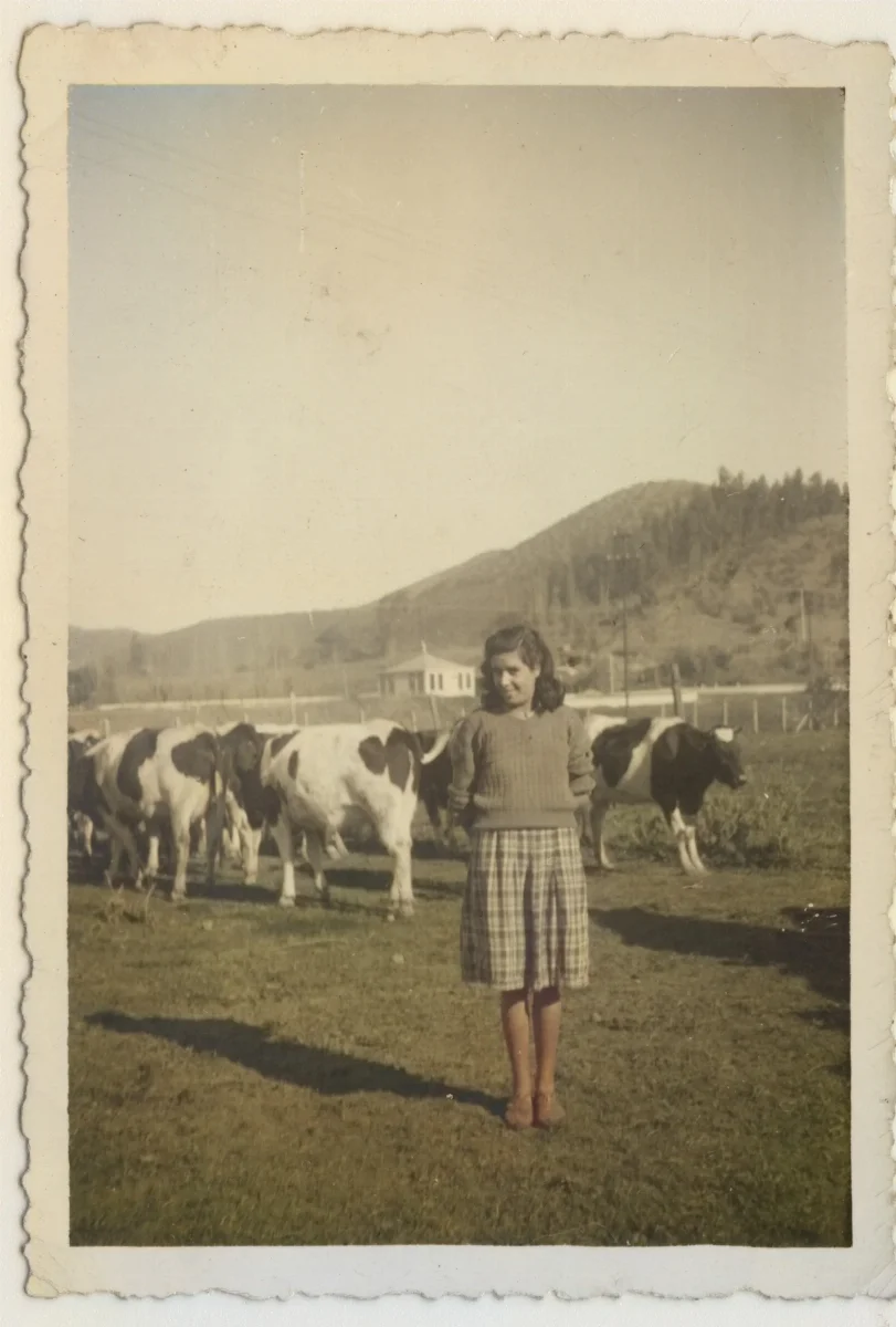 María Dureaux en criaderos de la Hacienda San Vicente — Calle Larga — 1942 | Chile de Ayer