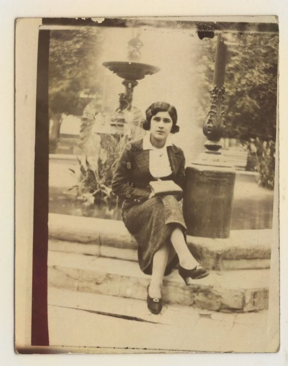 Mujer sentada en pileta de Plaza de Los Andes — Los Andes — 1930 | Chile de Ayer