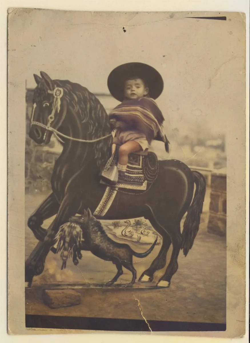 Niño a caballo (minutero) — 1957 | Chile de Ayer