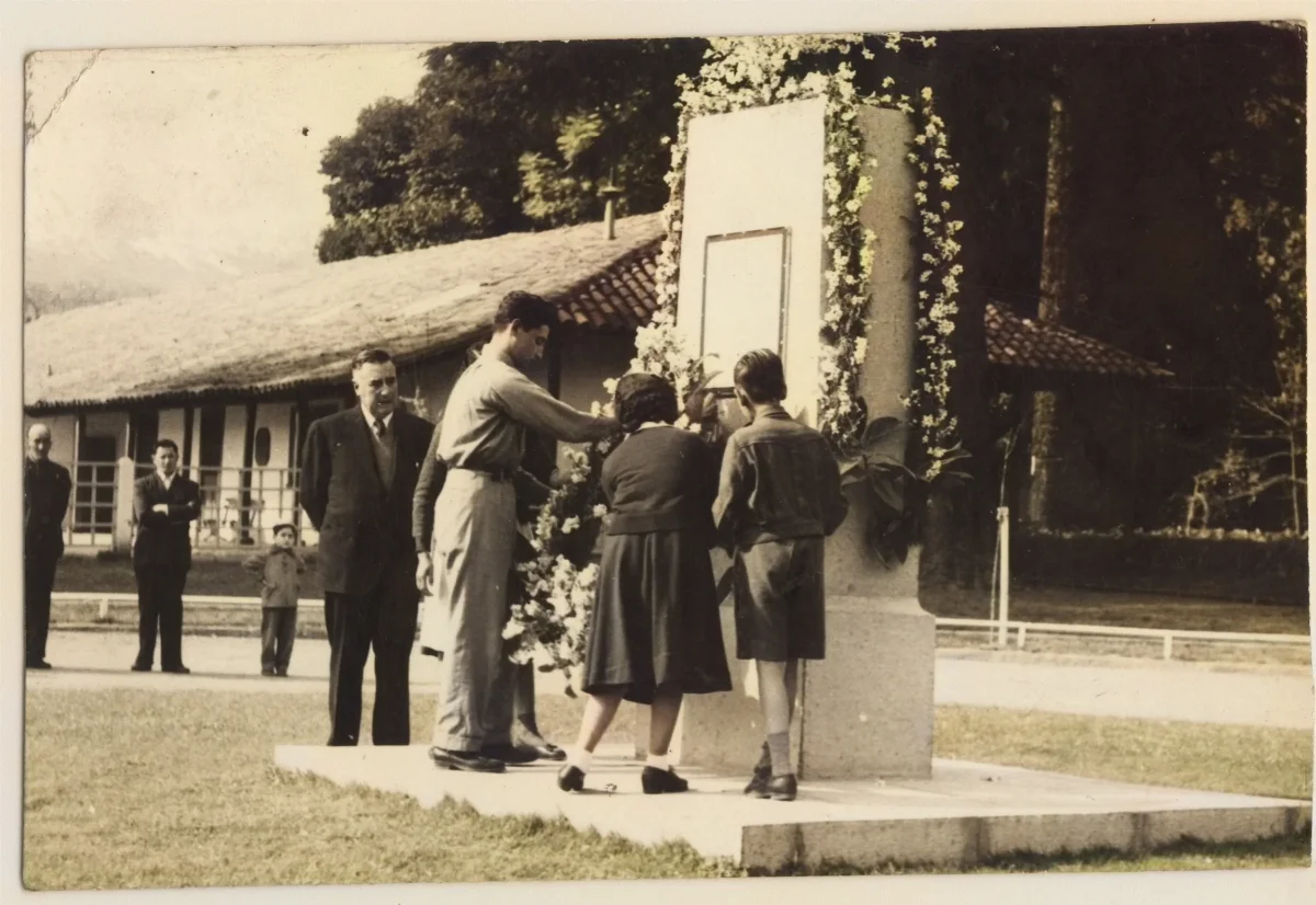 Entrega de ofrenda floral en acto de conmemoración del aniversario de fallecimineto de don Pascual Baburizza Soletic — Calle Larga — 1950 | Chile de Ayer