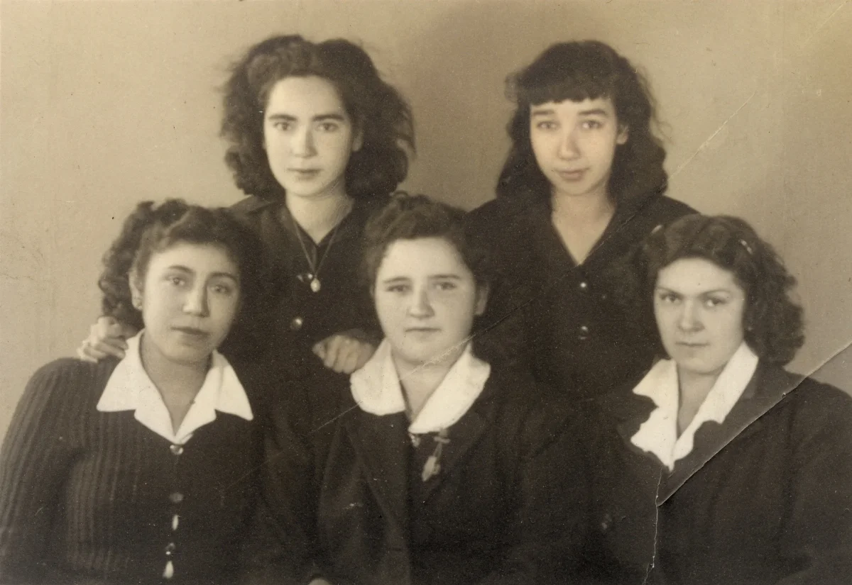 Emilia Tapia y compañeras de curso — Los Andes — 1946 | Chile de Ayer