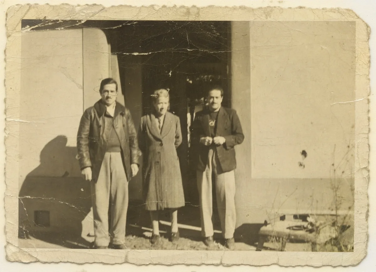 Familia Contreras Clavijo frente a la casa de Pocuro — Pocuro — 1950 | Chile de Ayer