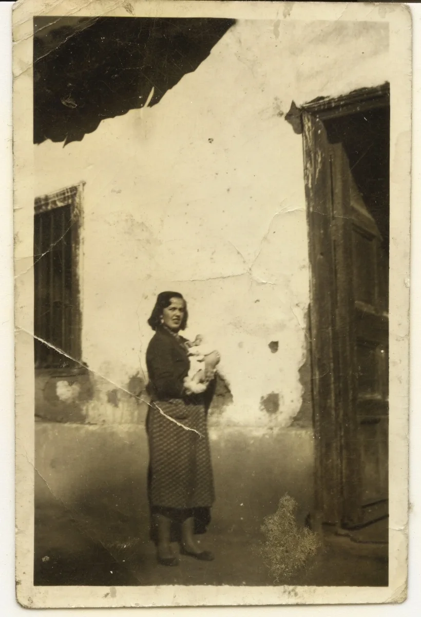 Mujer cn bebé en frontis de casa en Pocuro — Pocuro — 1967 | Chile de Ayer
