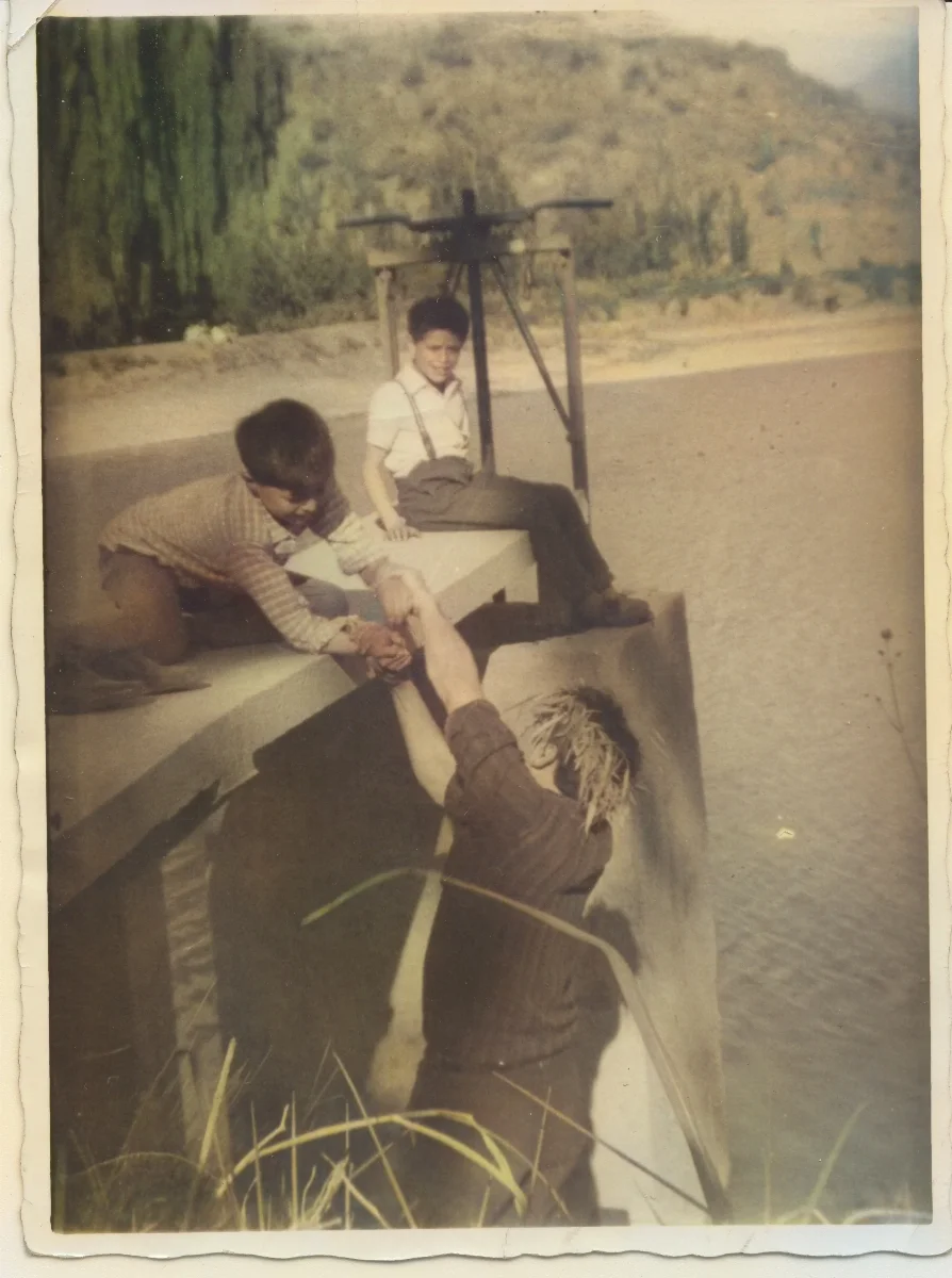 Niños operando compuerta en Tranque Fundo el Guindal — Calle Larga — 1967 | Chile de Ayer