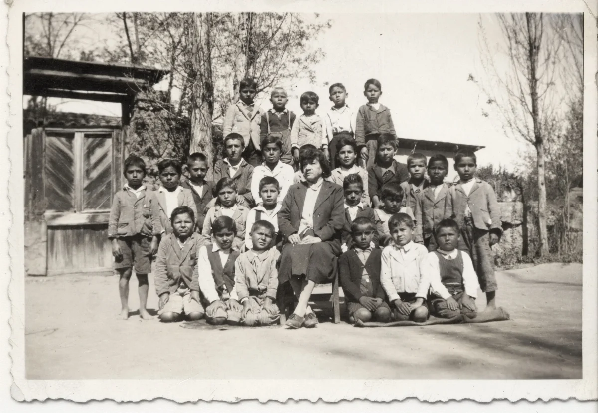 Maestra Blanca Clavijo Maturana y alumnos de la
Escuela Primaria — Calle Larga — 1930 | Chile de Ayer