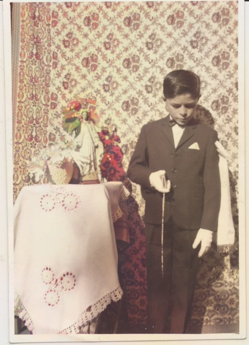 Primera Comunión en Pocuro, niño ante altar floral — Pocuro — 1964 | Chile de Ayer