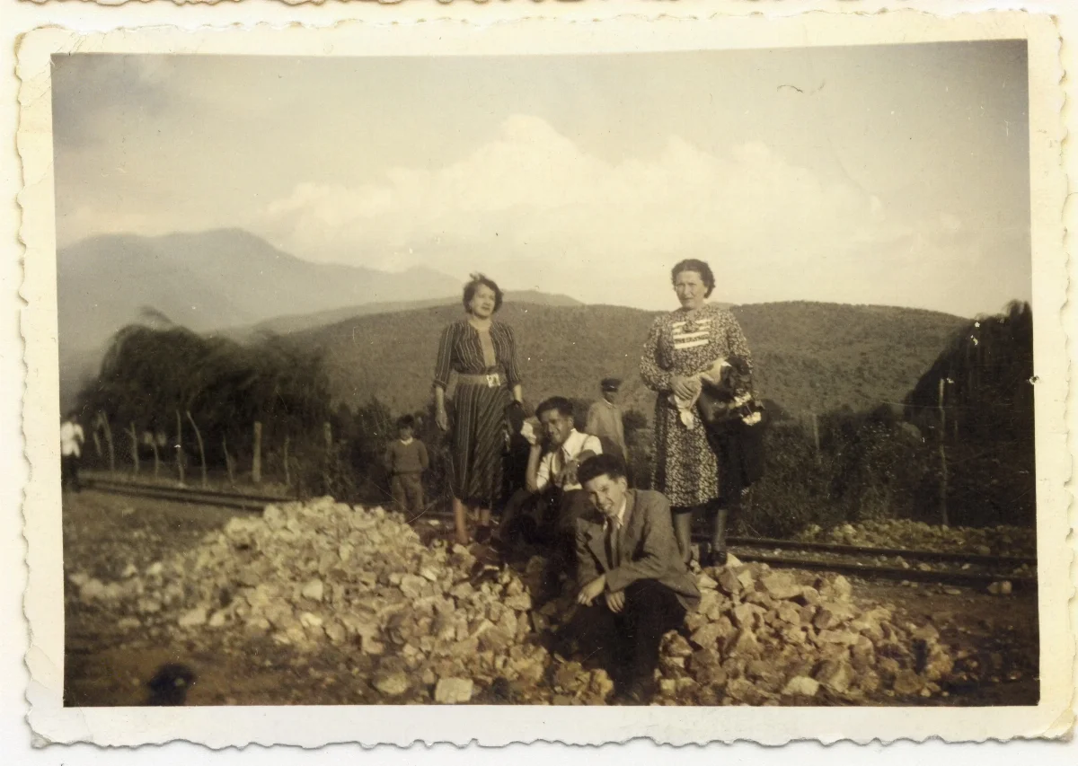 Personas al costado de la linea del ferrocarril — Calle Larga — 1925 | Chile de Ayer