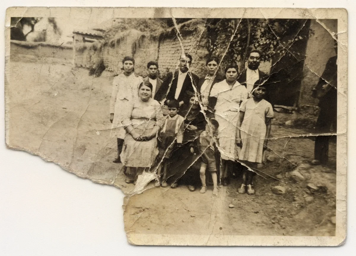 Familia Vergara Berríos con niños en patio de casa — Pocuro — 1946 | Chile de Ayer