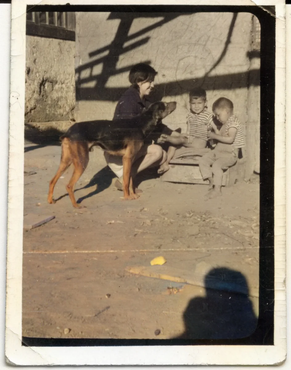 Familia Salinas con perro en Calle Larga — Calle Larga — 1968 | Chile de Ayer