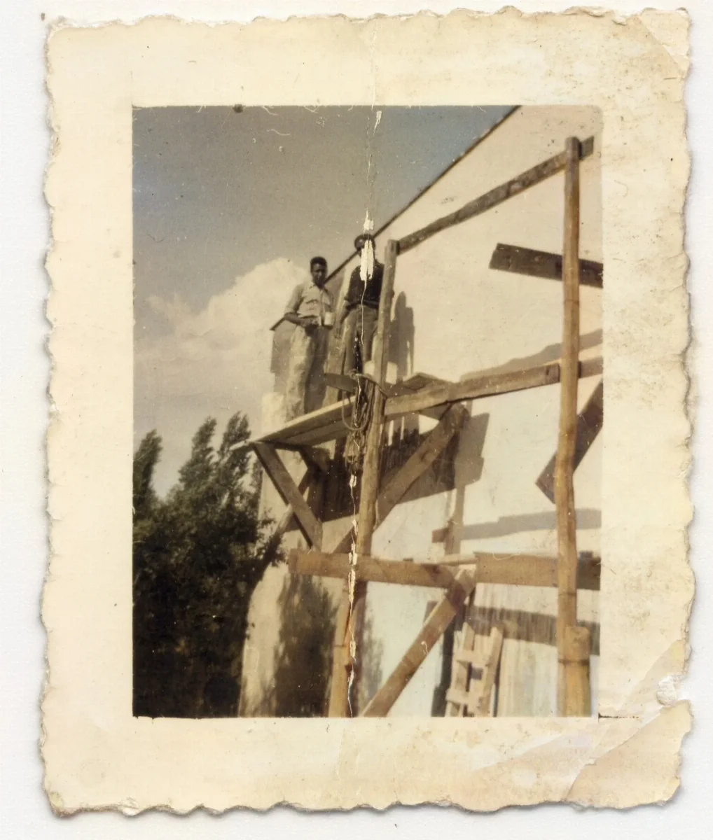 Trabajo de construcción y pintura de la capilla Nuestra Señora de Fatima — Los Andes — 1958 | Chile de Ayer