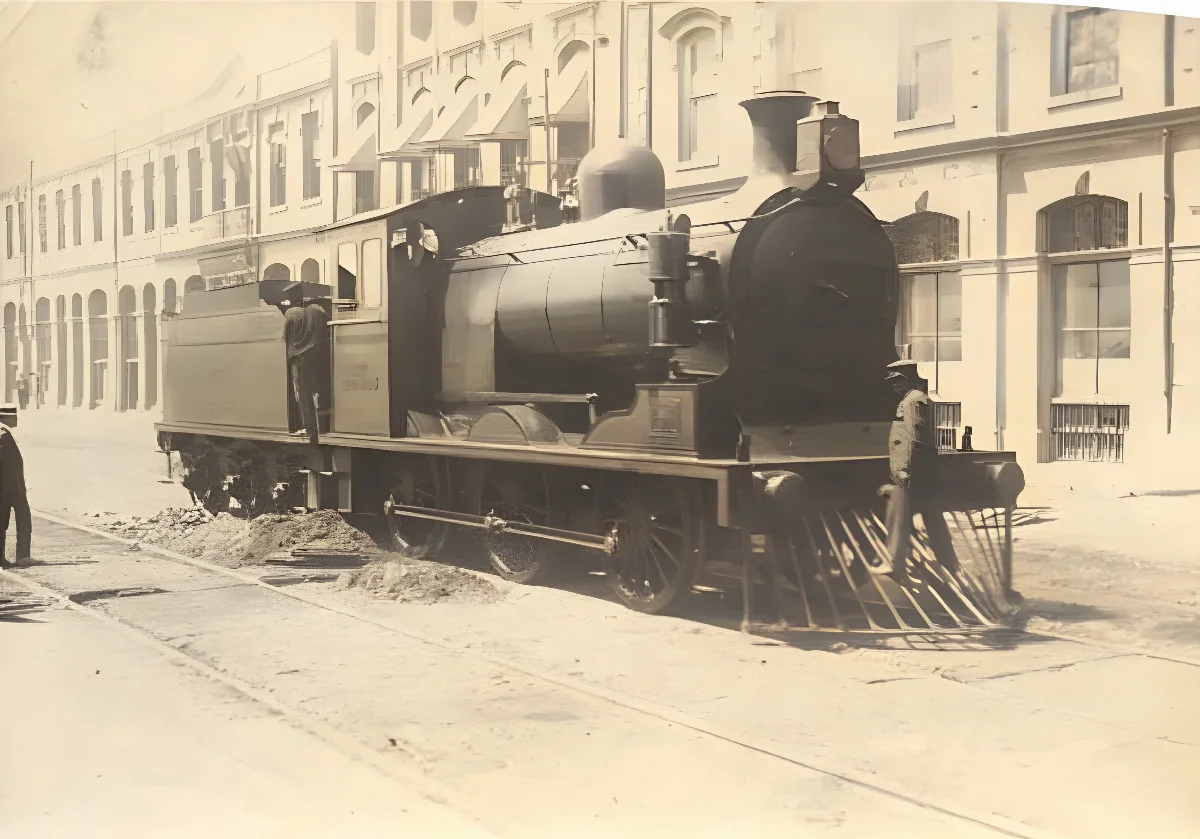 Antigua postal de Valparaíso, mostrando a una locomotora — aprox. 1890–1930 | Chile de Ayer