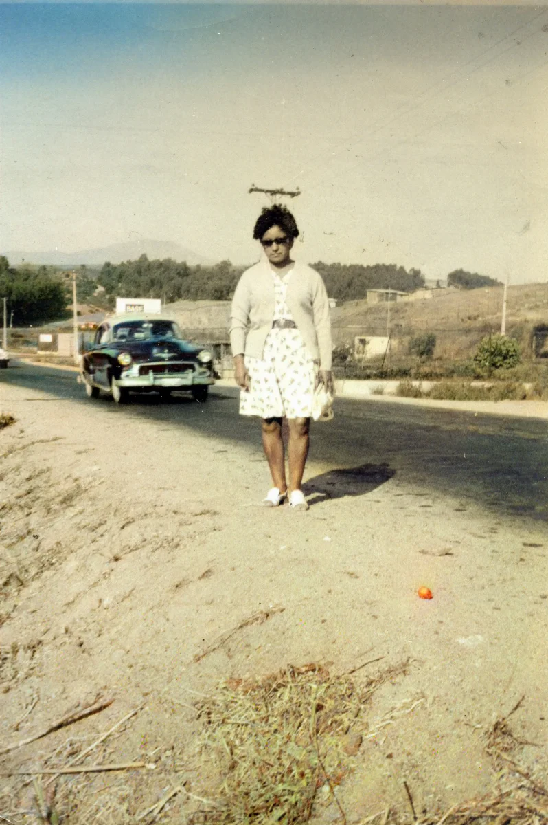 Mujer a un cosatado del camino — 1960 | Chile de Ayer
