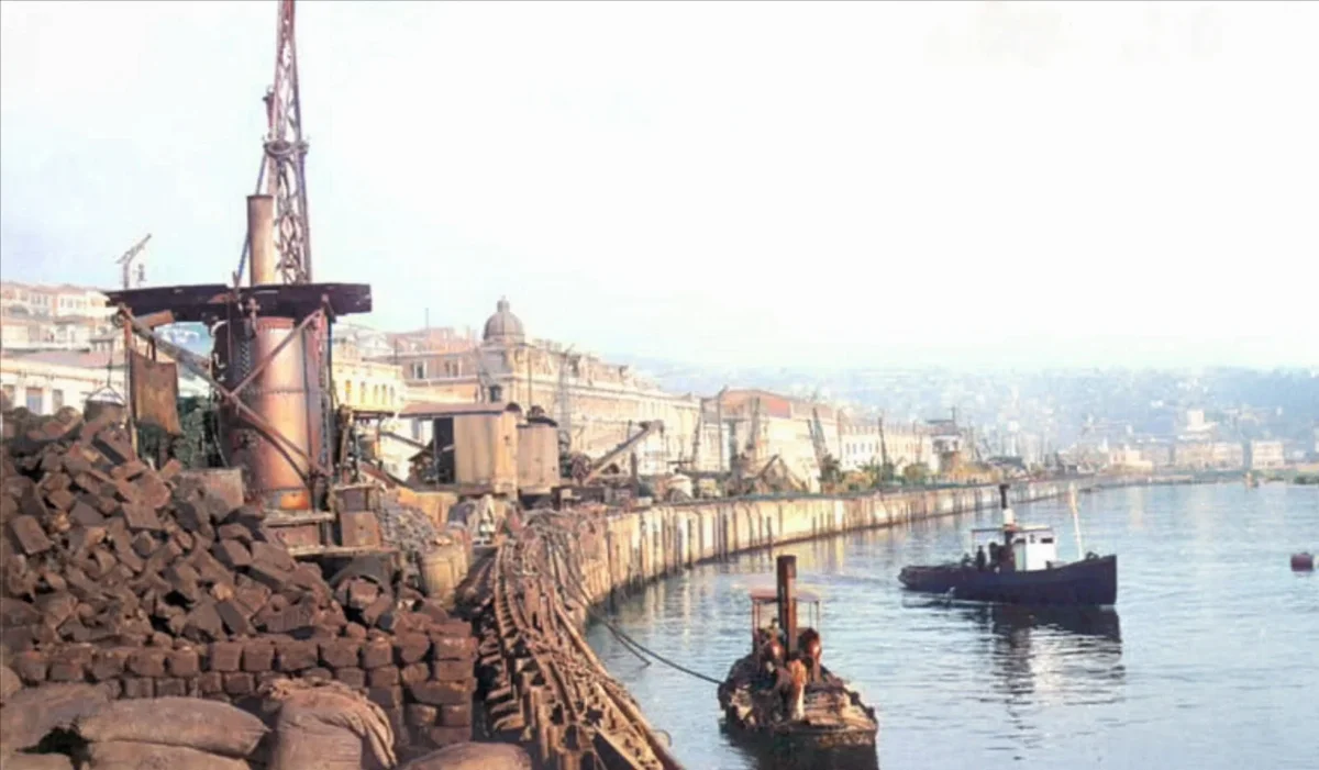 Malecón y grúas a vapor en Valparaíso — aprox. 1890–1930 | Chile de Ayer