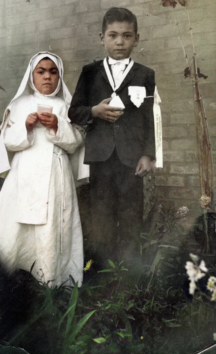 Primera Comunión, hermanos con libros de oración — Calle Larga — 1952 | Chile de Ayer