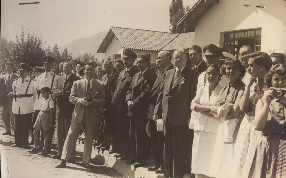 Acto de donación de maquinaria IAPB con autoridades y público en Calle Larga — Calle Larga — 1954 | Chile de Ayer