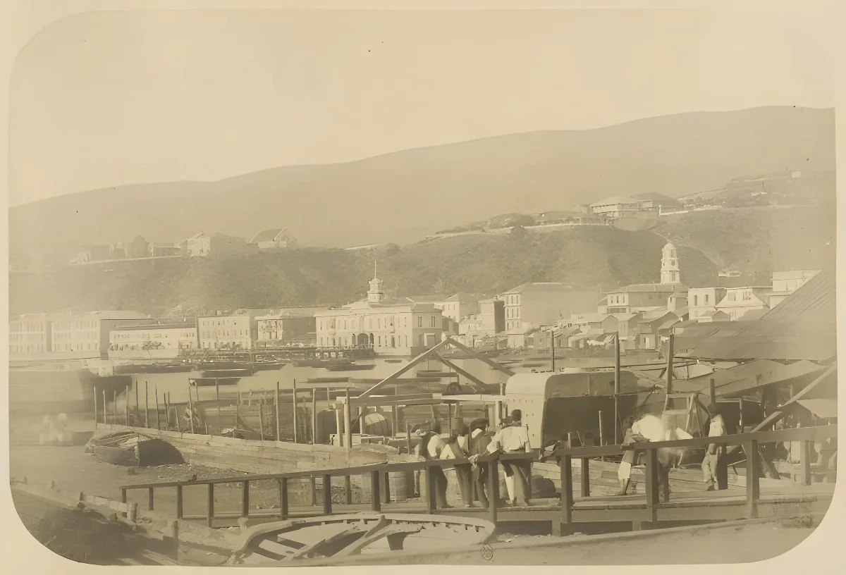 Puerto de Valparaíso con muelles y actividad portuaria — aprox. 1890–1930 | Chile de Ayer