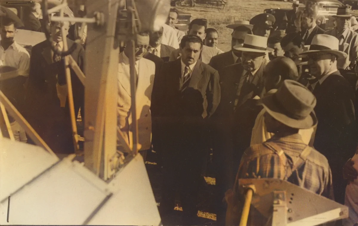 Ceremonia IAPB con maquinaria agrícola en primer plano — Calle Larga — 1954 | Chile de Ayer