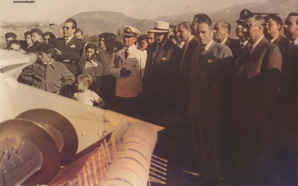 Inauguración maquinaria IAPB con autoridades y familias — Calle Larga — 1954 | Chile de Ayer
