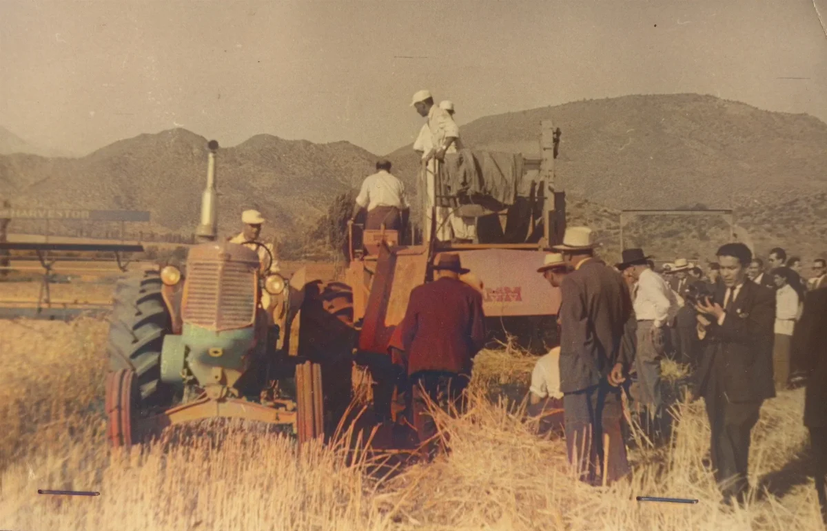 Donación IAPB con tractor y camión en Calle Larga — Calle Larga — 1954 | Chile de Ayer