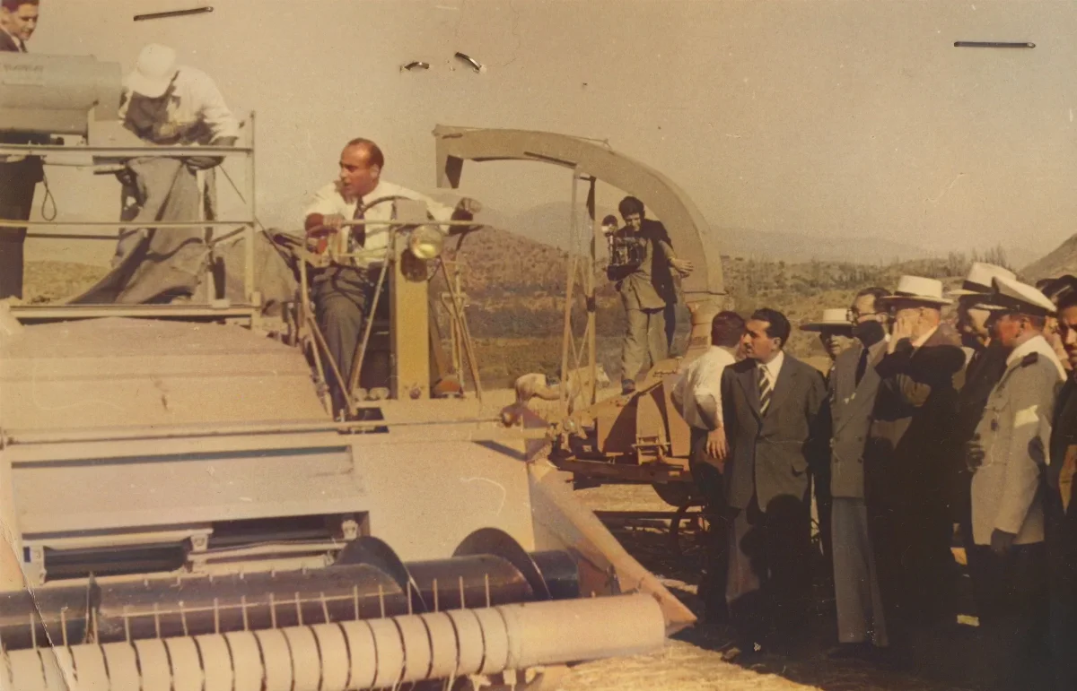 Desfile de autoridades y ceremonia de donacion de maquinaria agricola IAPB — Calle Larga — 1954 | Chile de Ayer