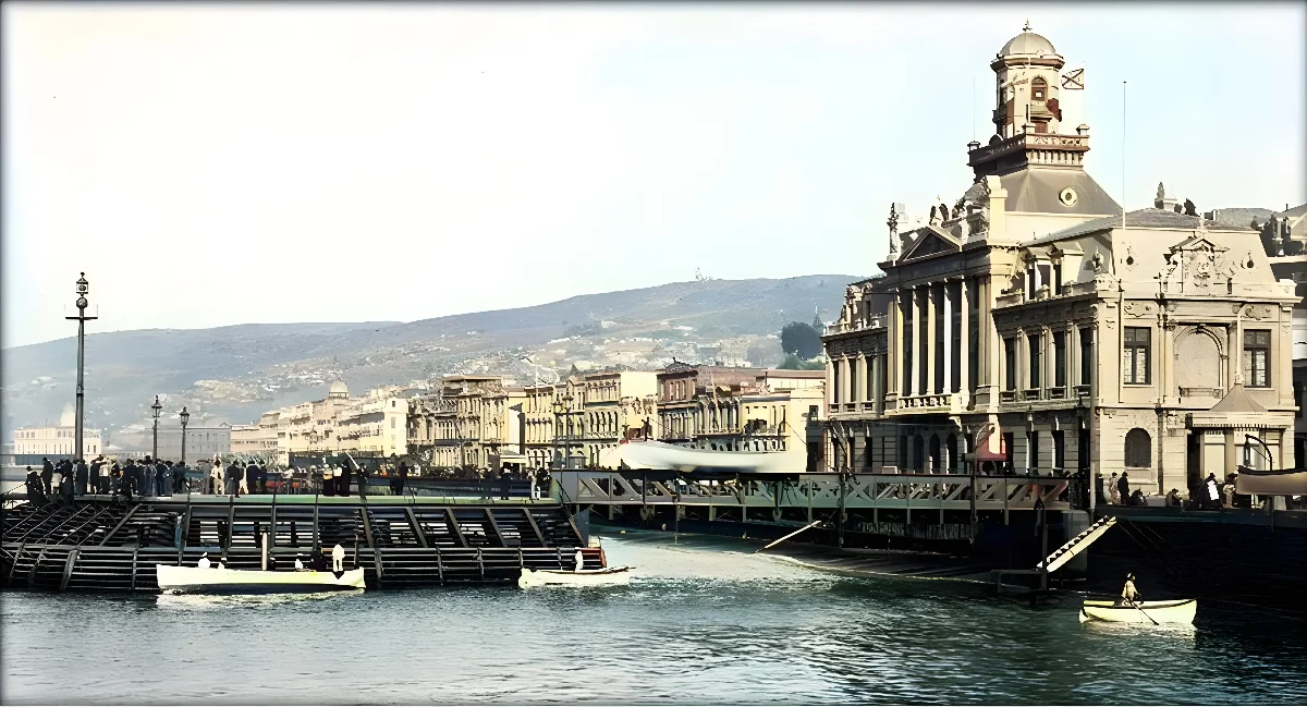 Muelle de Valparaíso con edificio neoclásico de cúpula — aprox. 1890–1930 | Chile de Ayer