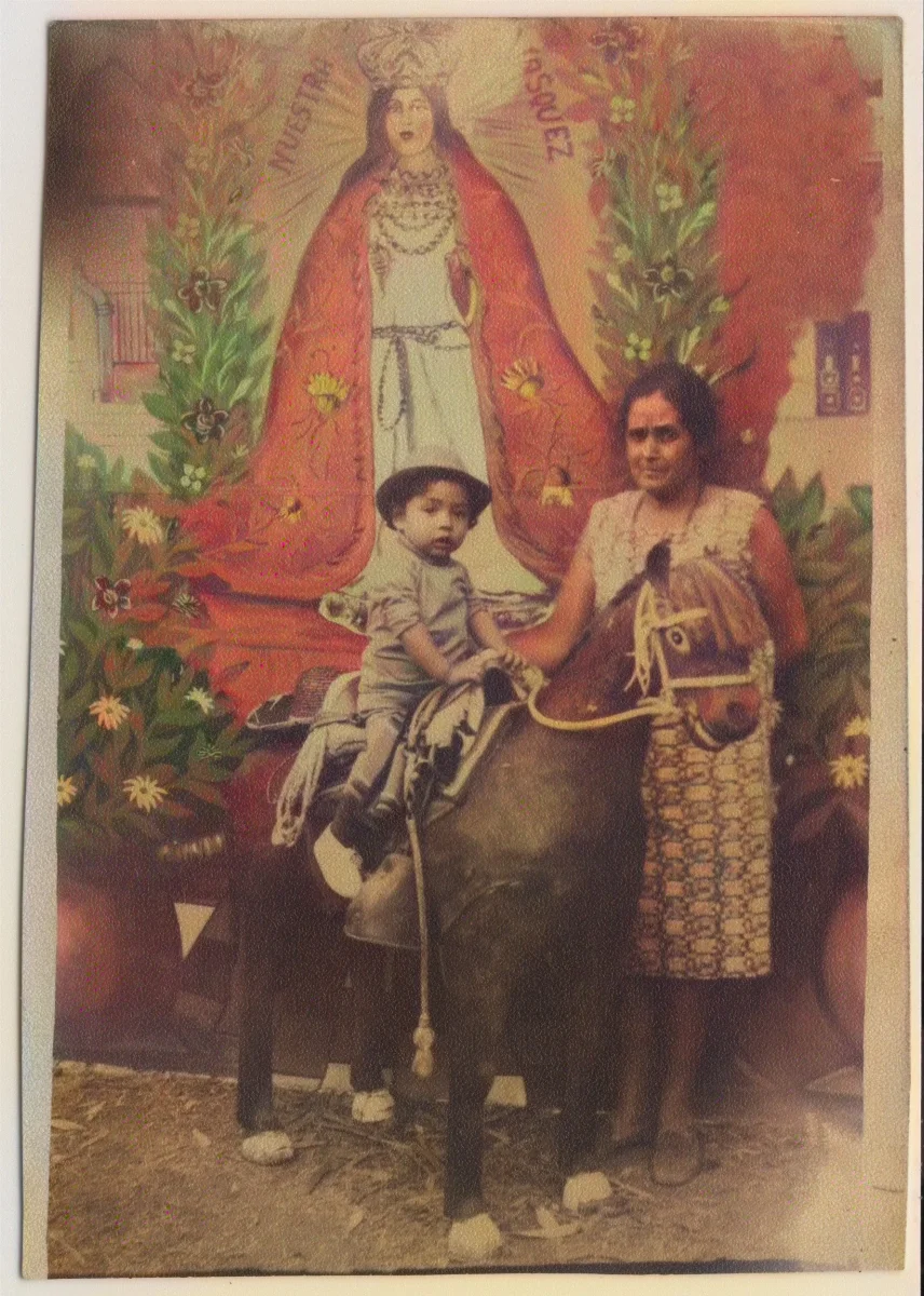 Abuela con su nieto — Calle Larga — 1971 | Chile de Ayer