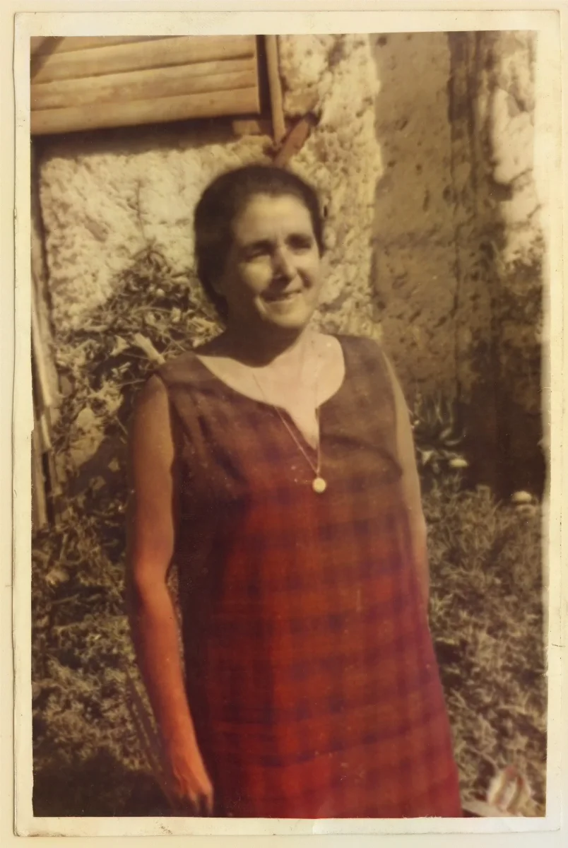 María Dureaux en su casa, Sector El Estero — Calle Larga — 1980 | Chile de Ayer