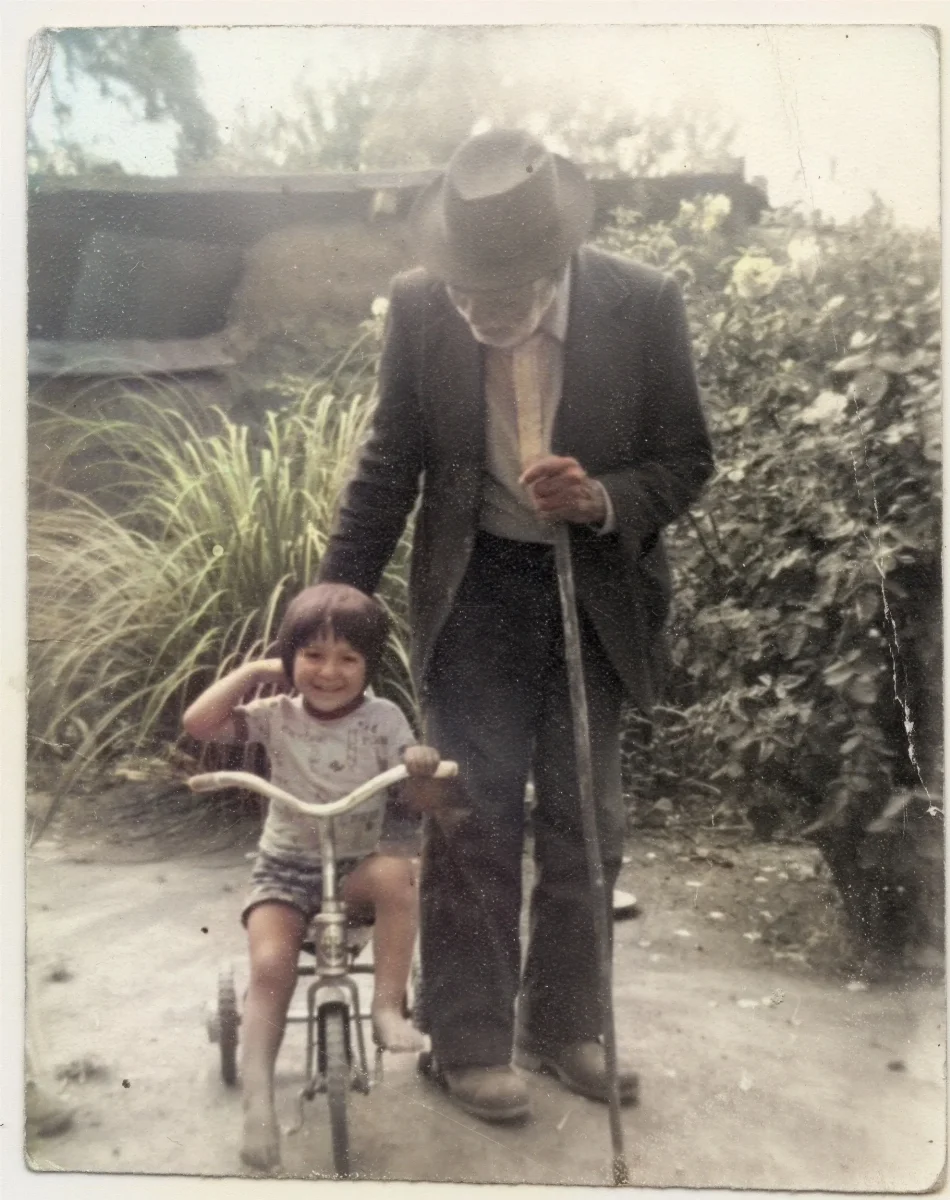 Abuelo y Nieto — Calle Larga — 1979 | Chile de Ayer