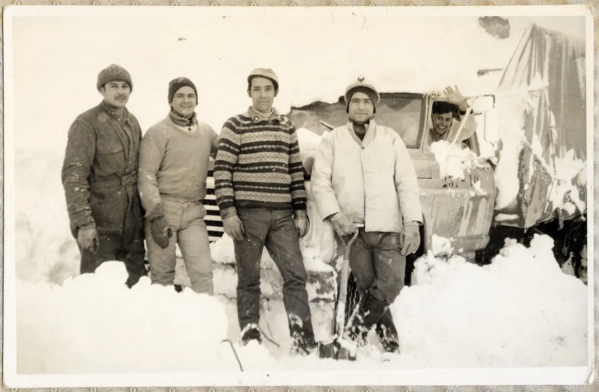 Trabajadores en la nieve — aprox. 1960 | Chile de Ayer