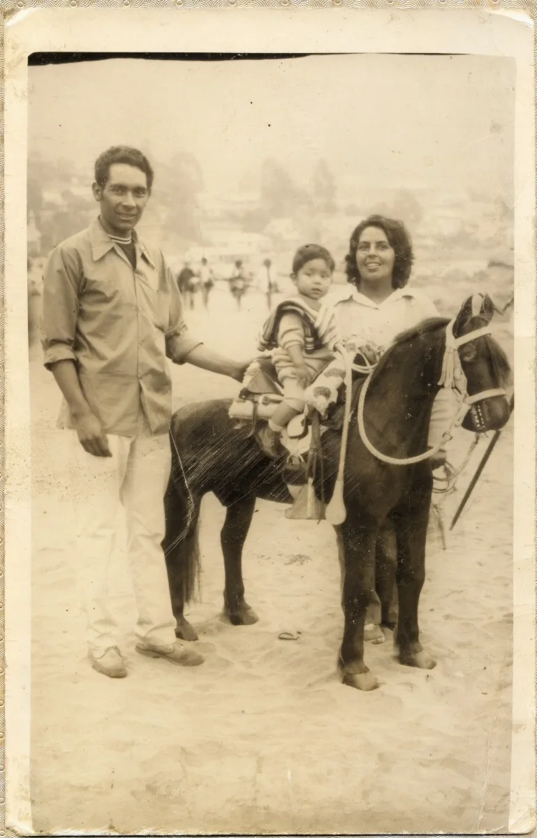 Paseo familiar en la playa — aprox. 1960 | Chile de Ayer