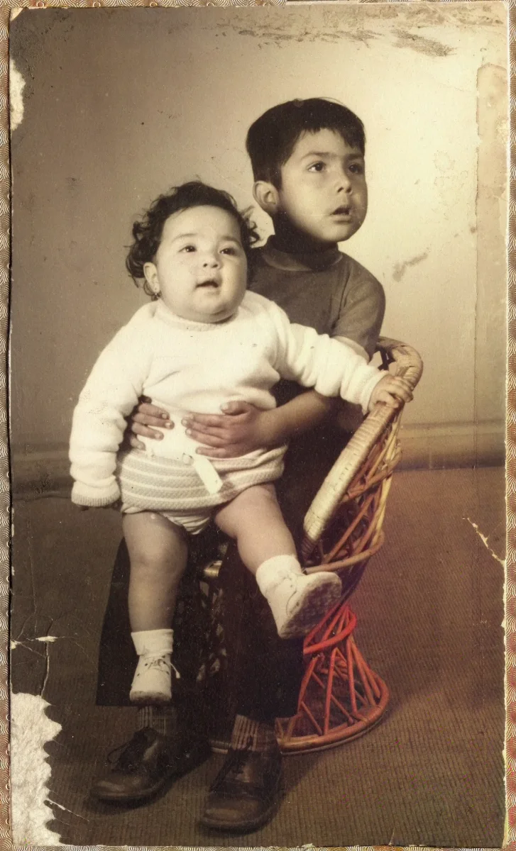 Hermanos en silla de mimbre — aprox. 1960 | Chile de Ayer