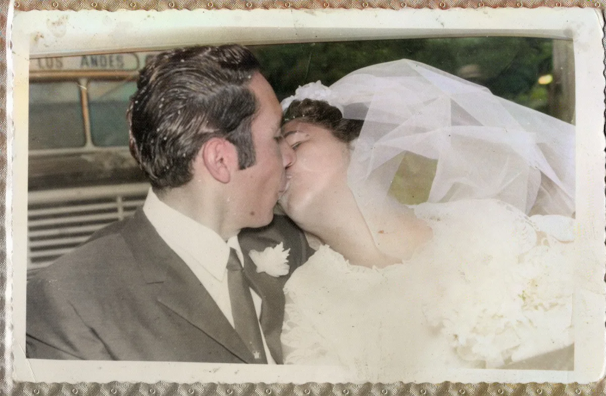 Recién casados besándose en automóvil — aprox. 1960 | Chile de Ayer
