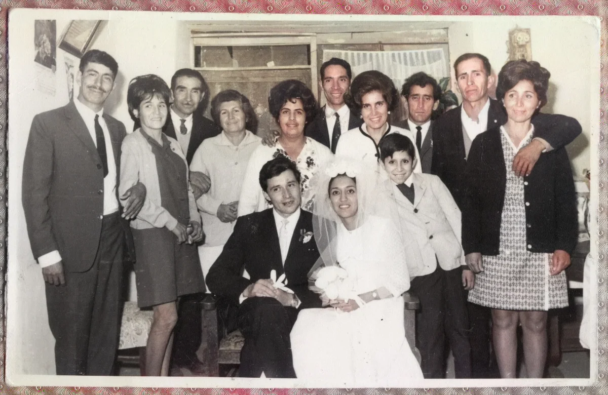 Fotografía de los novios junto a los invitados a la fiesta de matrimonio — aprox. 1960 | Chile de Ayer