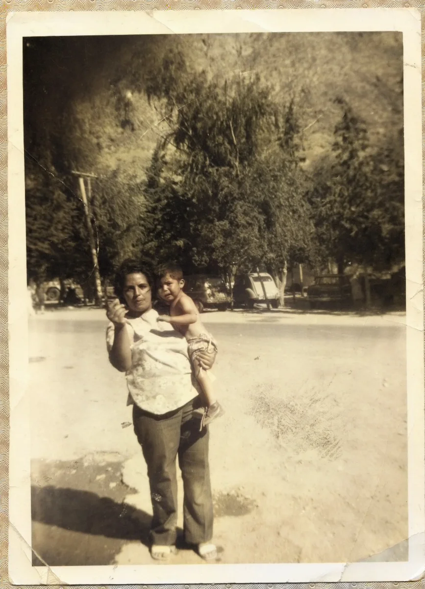 Madre con su hijo — aprox. 1960 | Chile de Ayer