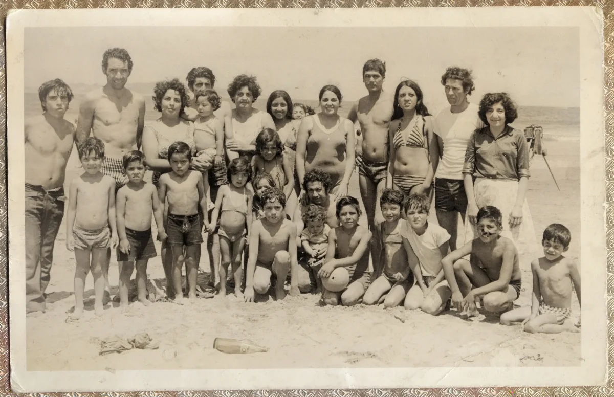 Paseo a la playa con grupo multigeneracional — aprox. 1960 | Chile de Ayer