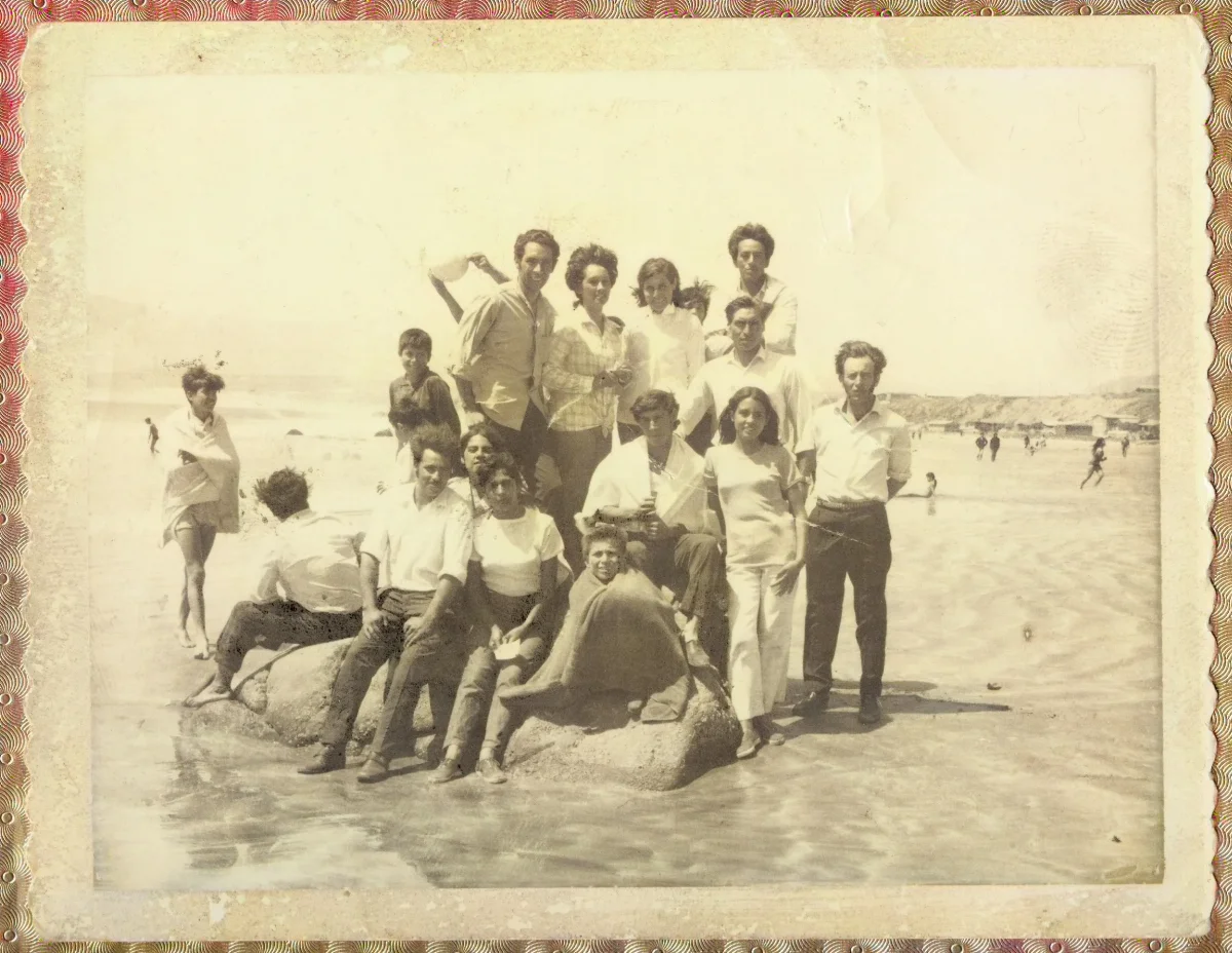 Excursión femenina a la playa, formación grupal — aprox. 1960 | Chile de Ayer