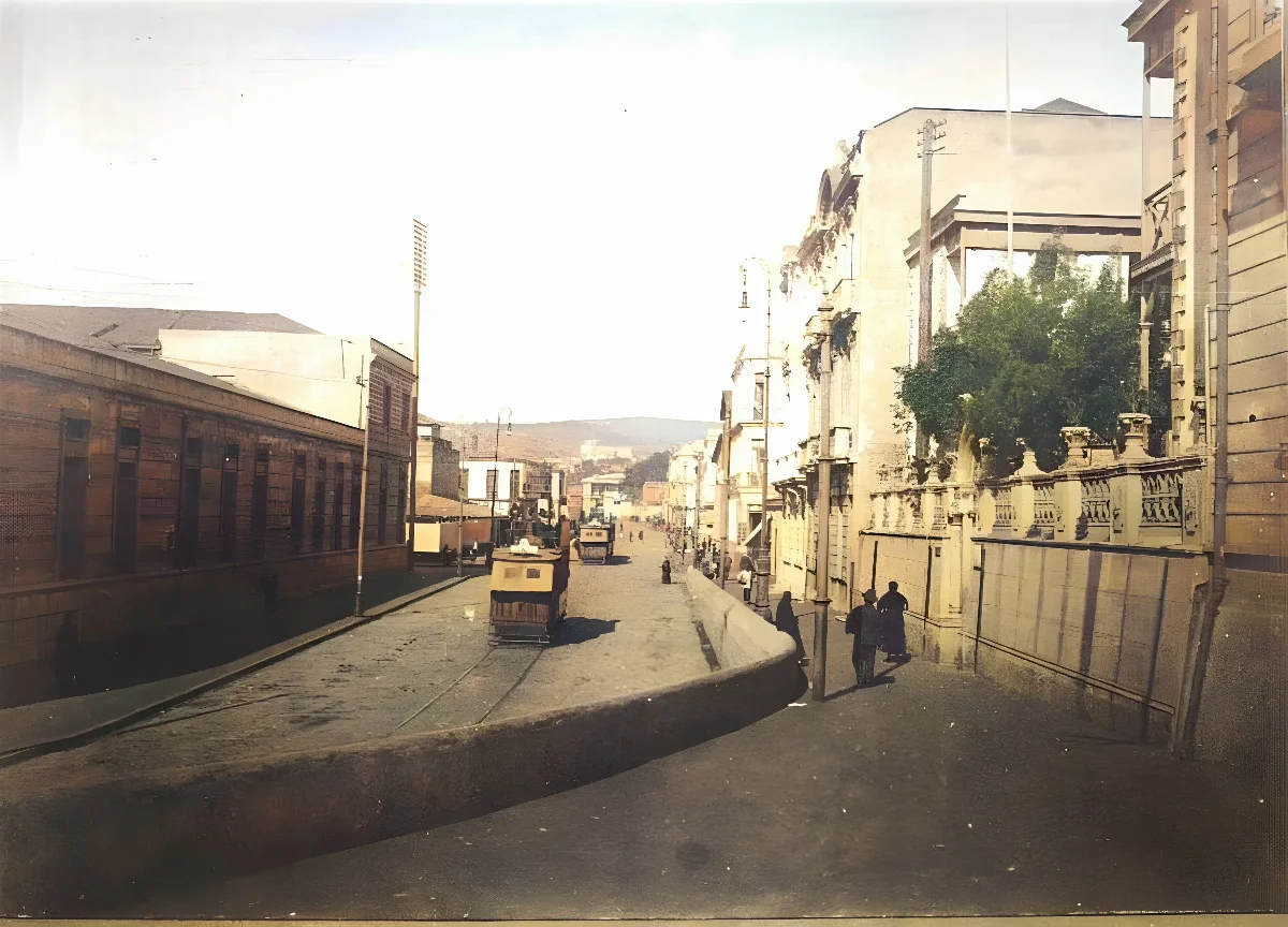 Paseo de los sueños, en la unión de las calles Colón y Edwards en Valparaíso — aprox. 1890–1930 | Chile de Ayer