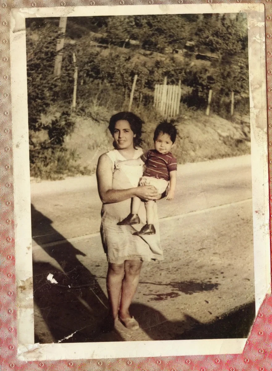 Madre con su hijo a un costado del camino — aprox. 1960 | Chile de Ayer