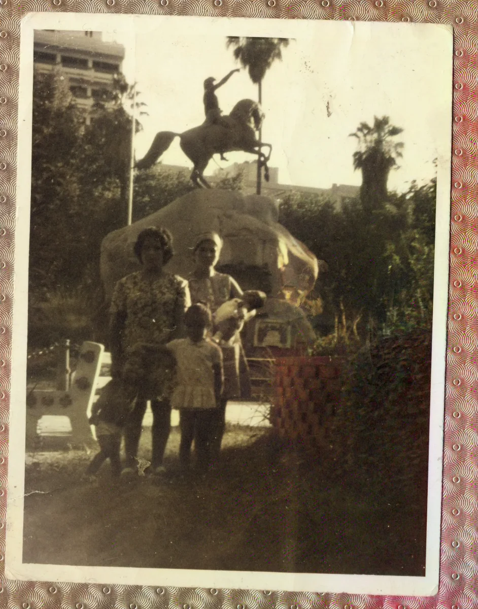 Familia en jardín con escultura acróbata — aprox. 1960 | Chile de Ayer