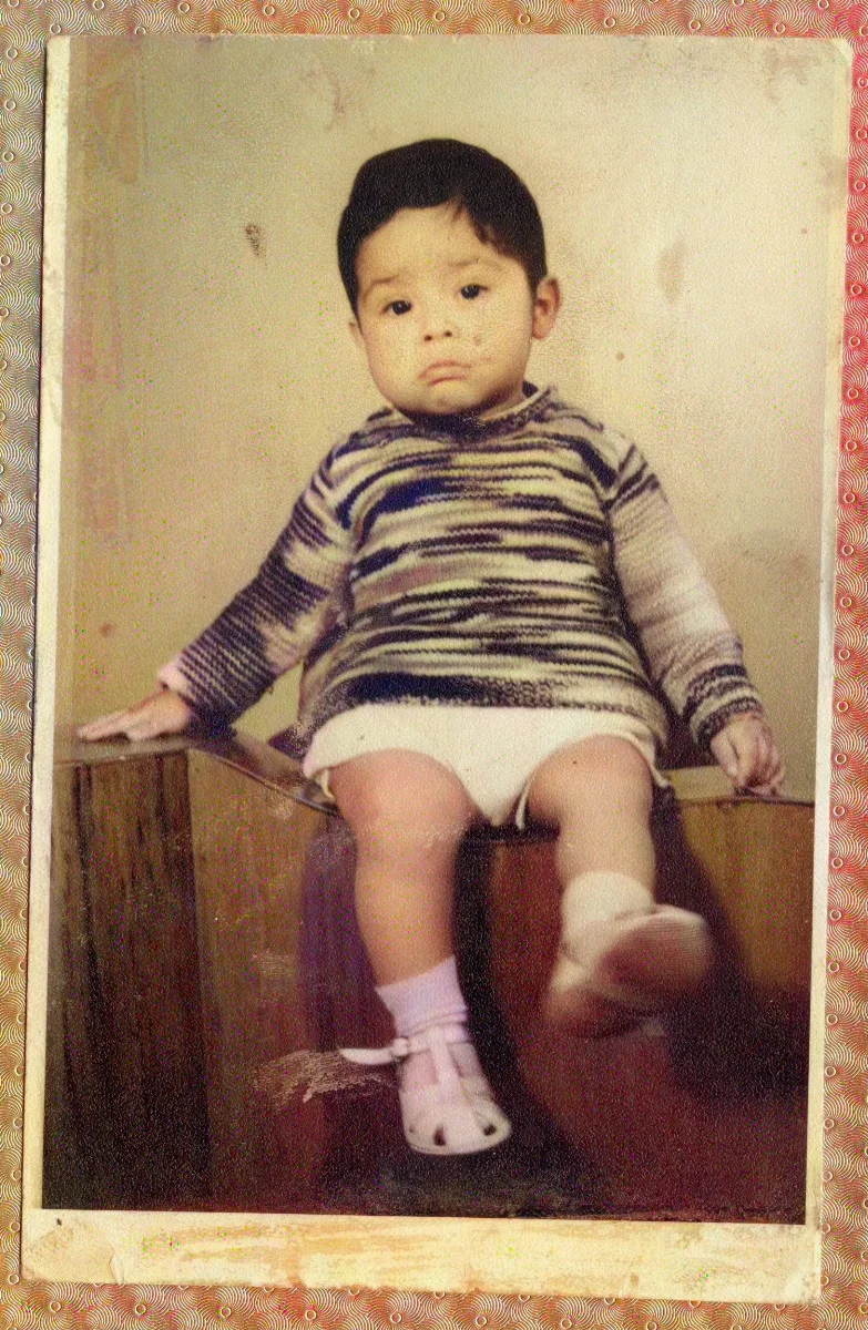 Niño con chaleco a rayas, retrato estudio — aprox. 1960 | Chile de Ayer