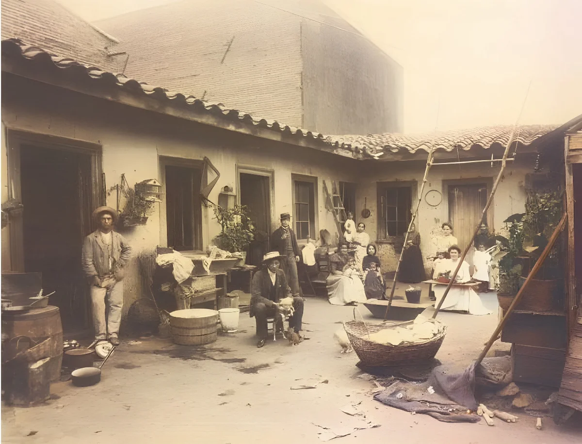 Patio de un conventillo de Valparaíso — aprox. 1900–1930 | Chile de Ayer